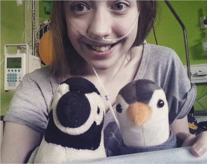 Sarah im Krankenhaus mit ihren Pinguinen.